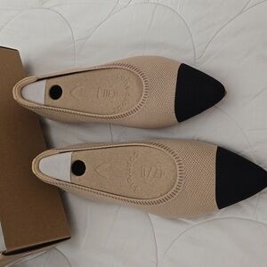 Vivaia Aria 5° Almond & Black Pointed-Toe Ballet Flats EU 37.5 US 7.5 NWOT NWB